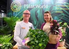 Fred van Dijk met een Hydrangea en Natascha van Zanten met de Schismatoglottis 'Red Sword' van Plant World.